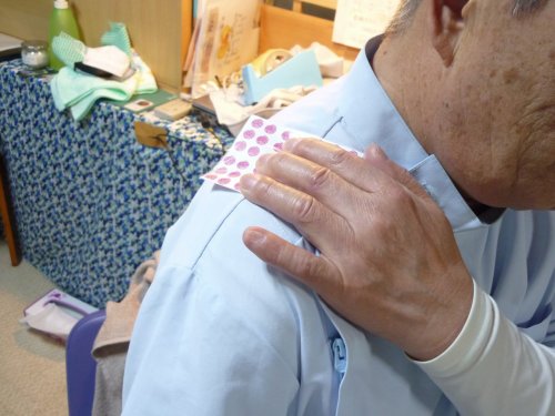 肩にあてる