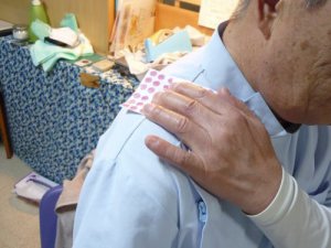肩にあてる